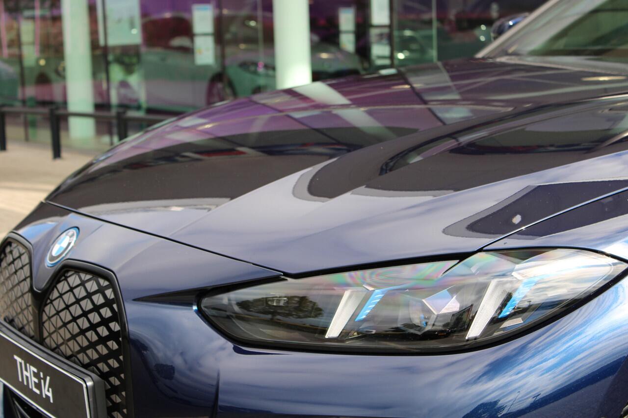 BMW i4 eDrive35 M Sport / Schuif-kanteldak / Achteruitrijcamera / Active Cruise Control / Comfort Access / Adaptieve LED / Stuurverwarming /