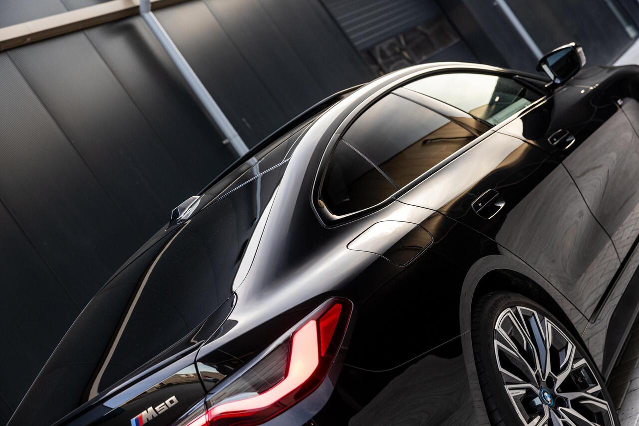 BMW i4 M50 High Executive 84 kWh | SOH 98% | M-Sport | Schuif/Kantel dak | Sportstoelen | Harman/Kardon | x-Drive | Widescreen | Adaptief Onderstel | DAB | Stoelen/stuur verwarmbaar | Trekhaak | Laserlicht |