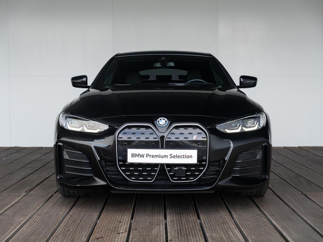 BMW i4 eDrive40 M Sport | Achteruitrijcamera | Stoelverwarming | Active Cruise Control | 18'' | Trekhaak