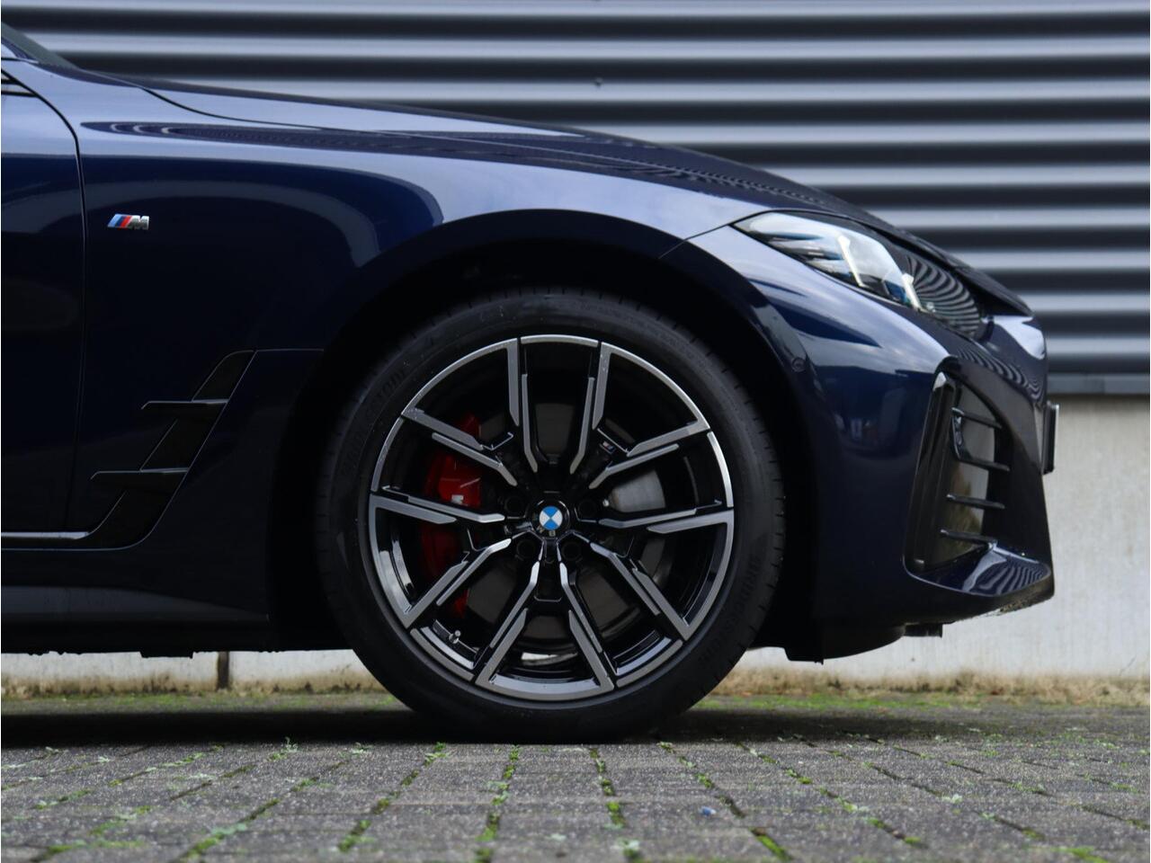 BMW i4 eDrive40 | High Executive | M Sportpakket Pro | Panodak | Driving Assistant Prof. | Head-Up | Laserlight | Harman Kardon | Parking Assistant Plus | Comfort Access | 19'' LMV