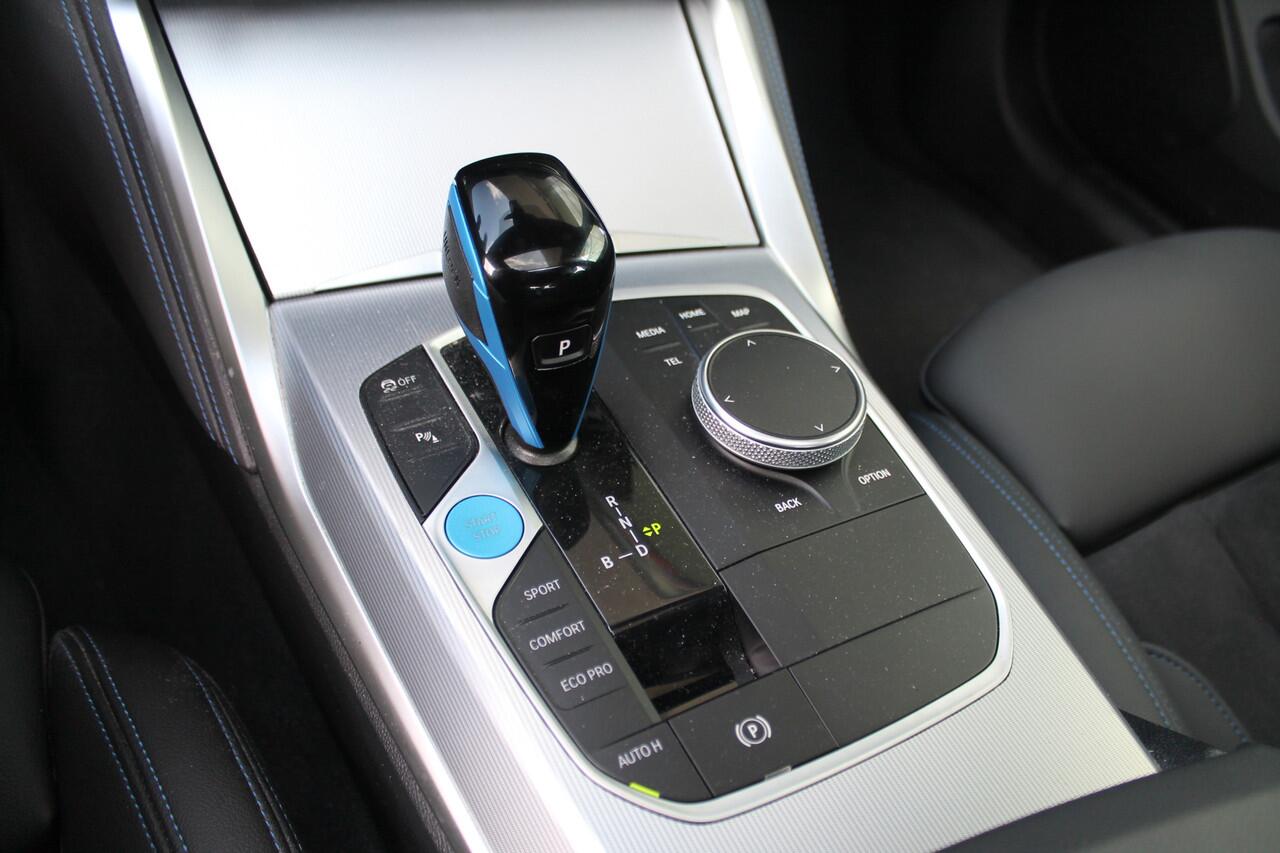 BMW i4 eDrive40 M-Sport / Schuif-kanteldak / Achteruitrijcamera / Live Cockpit Plus / Parking Assistant / Stoelverwarming