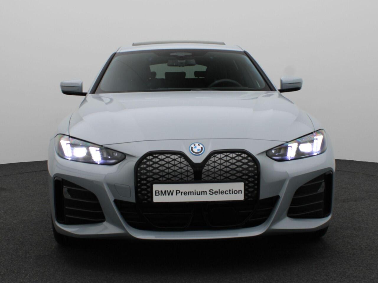 BMW i4 eDrive35 M Sportpakket Pro | Innovation Pack | Comfort Pack | Stuurwielrand Verwarmd | Comfort Access | Trekhaak | Schuifdak | Driving Assistant Professional | DAB | HiFi | 19''