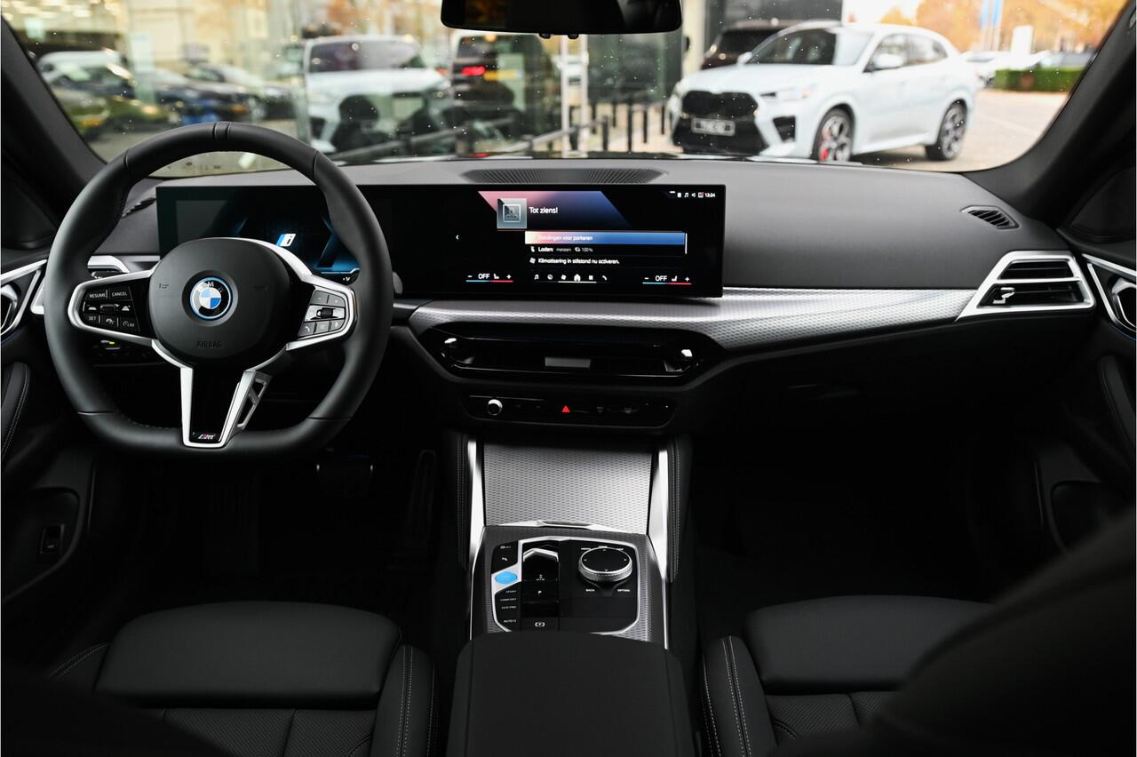 BMW i4 eDrive40 M Sport / Achteruitrijcamera / Adaptieve LED / Active Cruise Control / Live Cockpit Plus / Comfort Access / Stoelverwarming