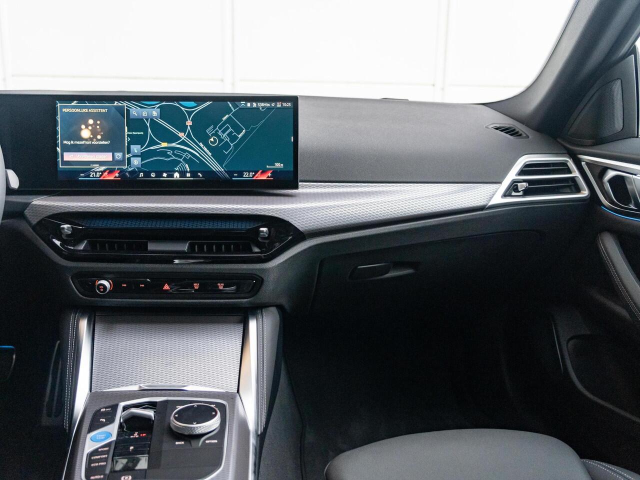 BMW i4 eDrive40 | M Sportpakket Pro | Comfort Pack | Schuif-/Kanteldak | Stuurwielrand verwarmd | Comfort Access | Achteruitrijcamera | 19''