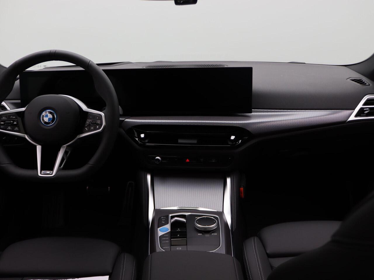 BMW i4 eDrive35 M Sportpakket Pro | Innovation Pack | Comfort Pack | Stuurwielrand Verwarmd | Comfort Access | Trekhaak | Schuifdak | Driving Assistant Professional | DAB | HiFi | 19''