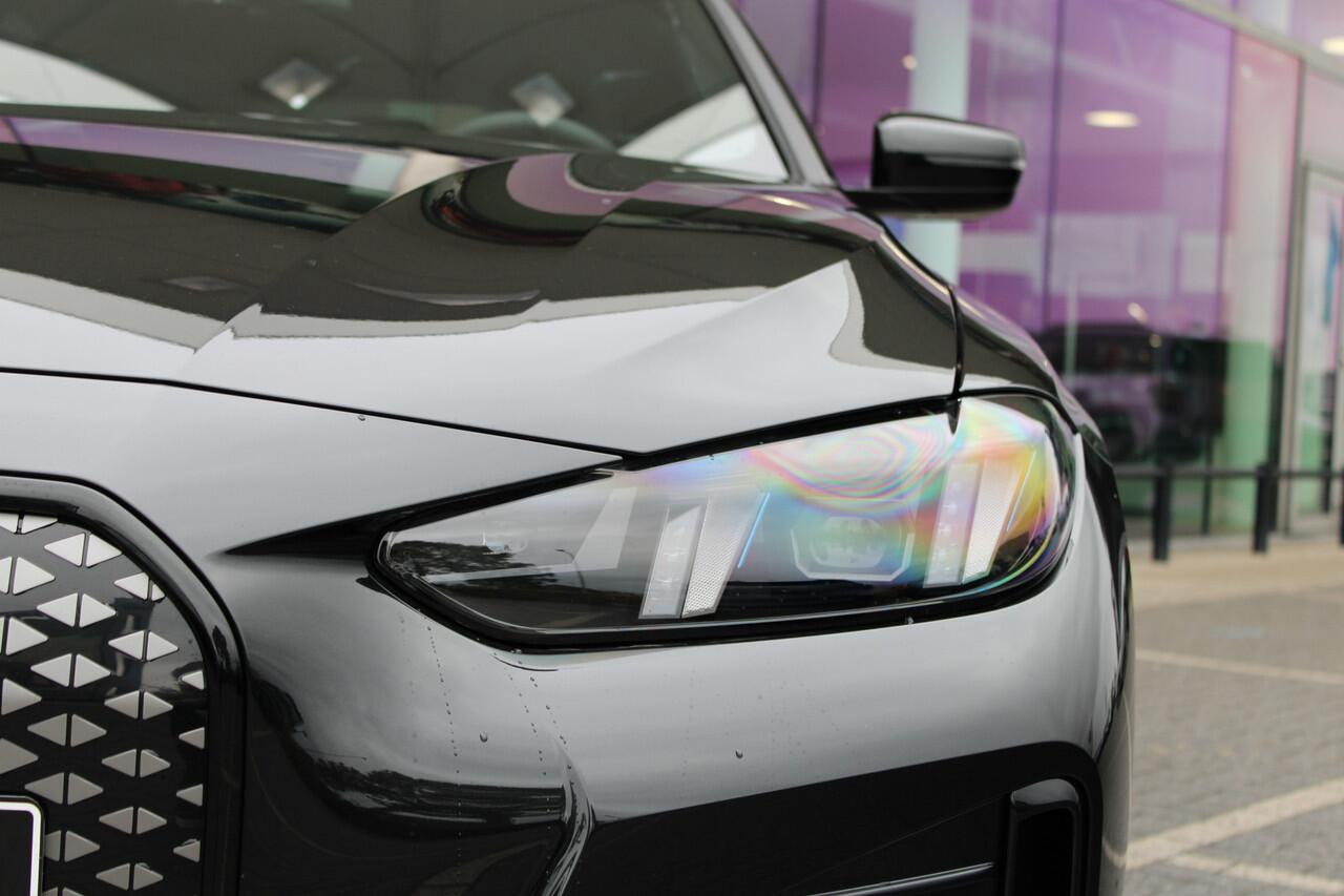 BMW i4 eDrive35 Gran Coupé M Sport / Schuif-kanteldak / Achteruitrijcamera / Adaptieve LED / Active Cruise Control / Live Cockpit Plus / Comfort Access