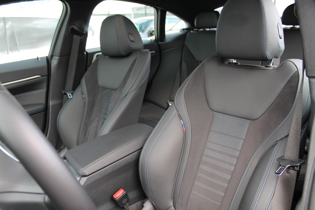 BMW i4 eDrive40 M-Sport / Schuif-kanteldak / Achteruitrijcamera / Live Cockpit Plus / Parking Assistant / Stoelverwarming