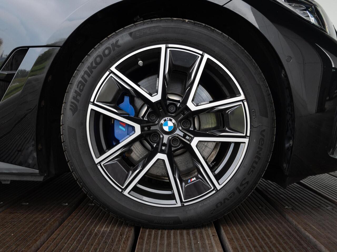 BMW i4 eDrive40 M Sport | Achteruitrijcamera | Stoelverwarming | Active Cruise Control | 18'' | Trekhaak