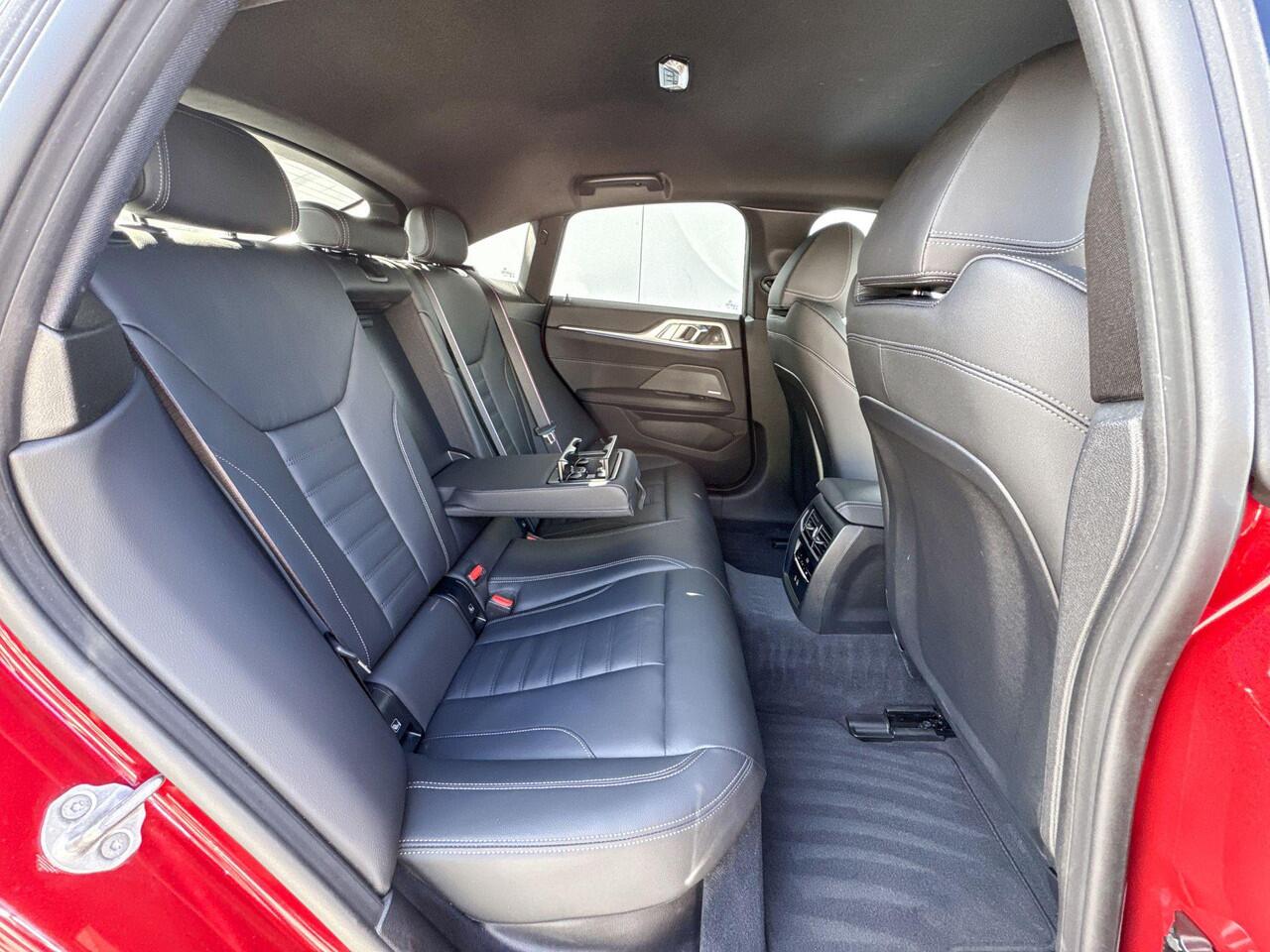 BMW i4 M50 M-Sport Pro 19 Inch / Comfort Acces / Electrisch verstelbare Voorstoelen / Stoelverwarming / Adaptieve Led koplampen / Driving Assistant Prof / Parking Prof / Harman Kardon / Head Up Display