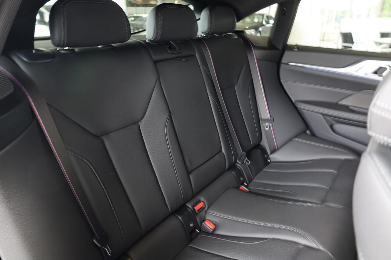 BMW i4 eDrive35 | M Sportpakket Pro | Stuurwiel Verwarmd | Achteruitrijcamera | Verwarmde voorstoelen | Active Cruise Control | Harman Kardon |