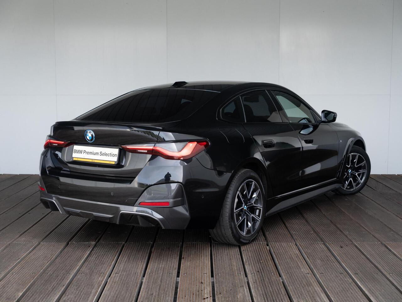 BMW i4 eDrive40 M Sport | Achteruitrijcamera | Stoelverwarming | Active Cruise Control | 18'' | Trekhaak