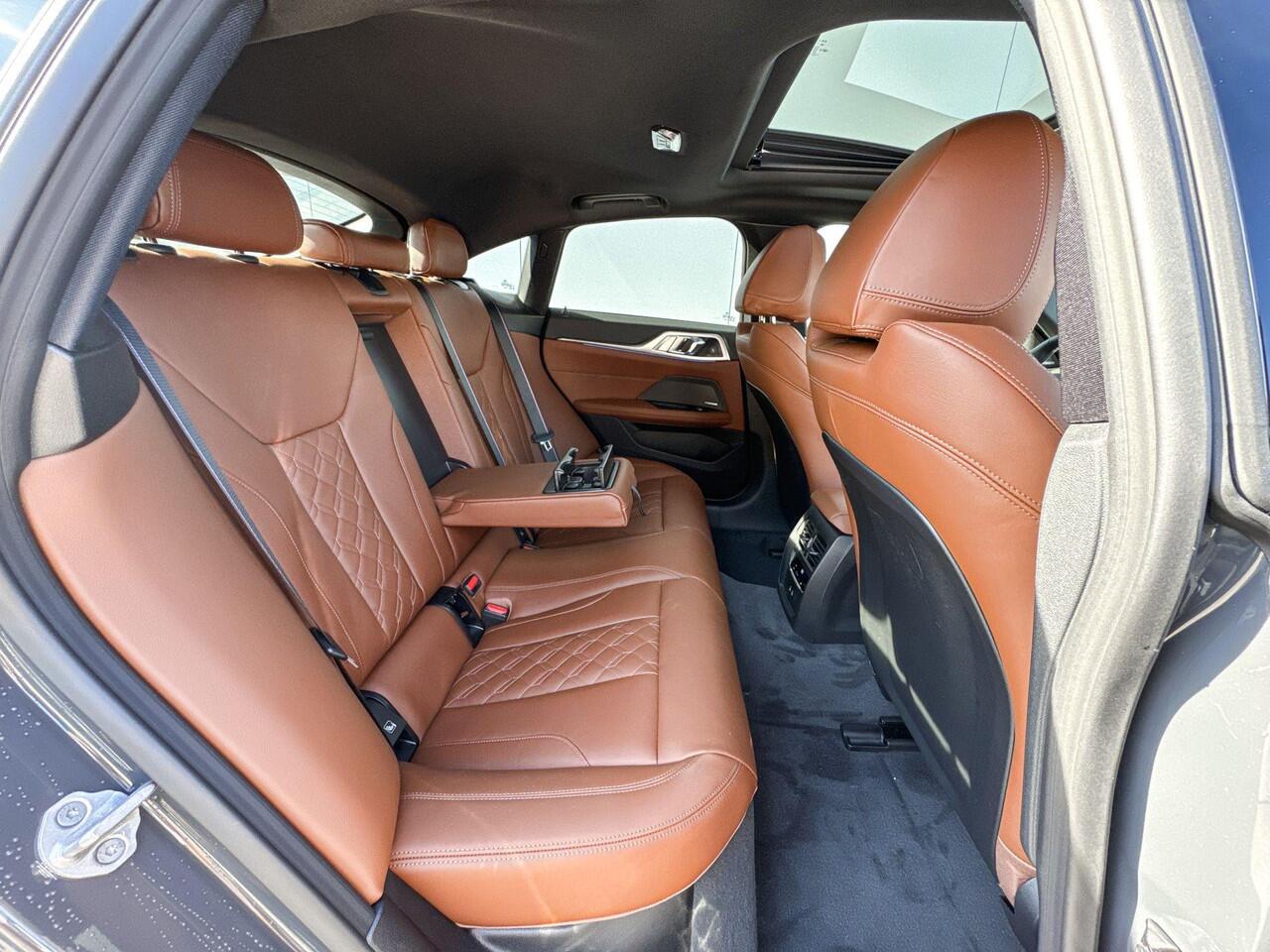 BMW i4 eDrive40 M Sport Edition Head Up Display / Driving Assistant / Comfort Access / Adaptieve LED lampen / Glazen dak / Parking Assistant Plus