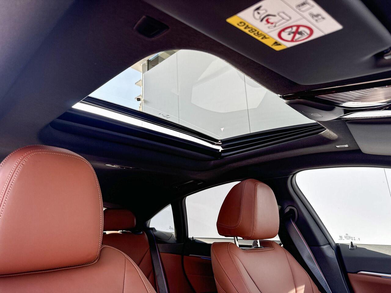 BMW i4 eDrive40 M Sport Edition Head Up Display / Driving Assistant / Comfort Access / Adaptieve LED lampen / Glazen dak / Parking Assistant Plus