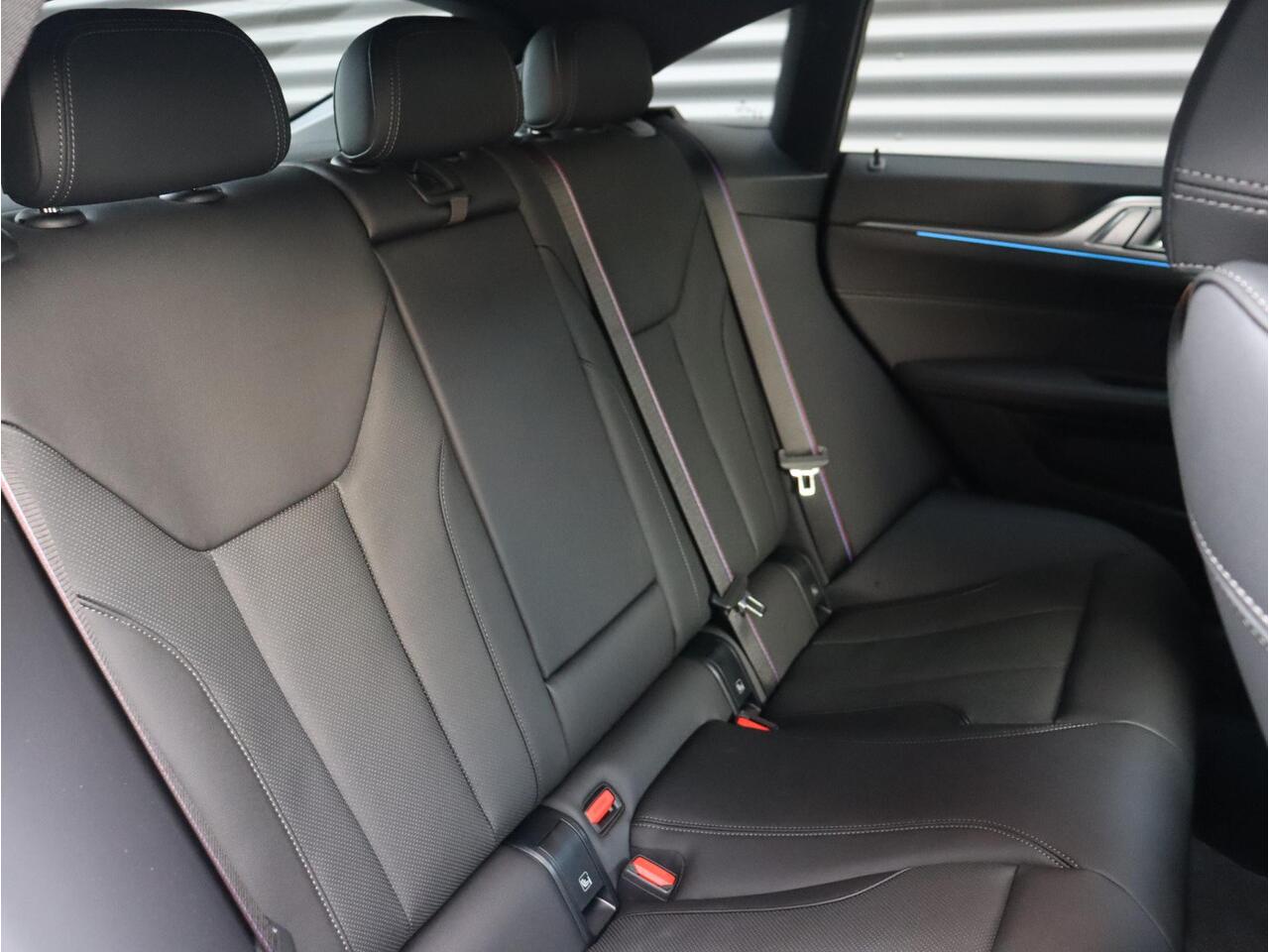 BMW i4 eDrive40 M Sport Edition | M Sportpakket Pro | Innovation Pack | Comfort Pack | Trekhaak | Showroom Selection