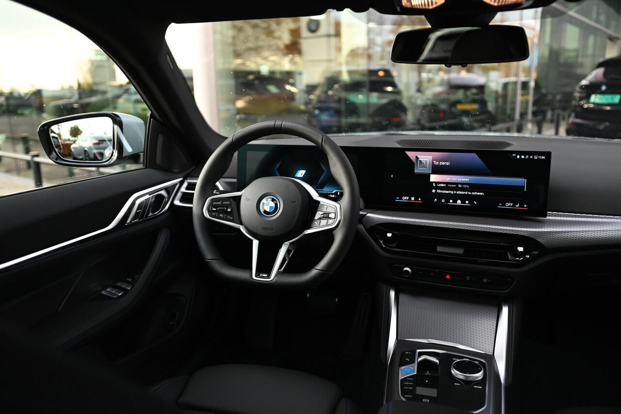 BMW i4 eDrive40 Gran Coupé M Sport / Schuif-kanteldak / Achteruitrijcamera / Comfort Access / Adaptieve LED / Active Cruise Control / Stuurverwarming