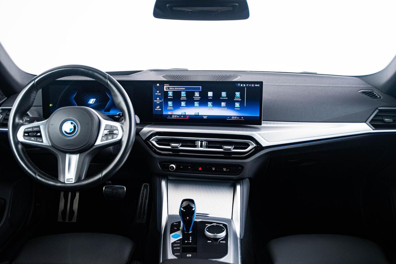 BMW i4 eDrive40 84 kWh M Sport - Trekhaak - Elektrisch verwarmde voorstoelen - Active Cruise Control - Getinte Ruiten - Comfort Access - Hifi - Ambiance verlichting - Live Cockpit Professional - IconicSounds Electric -