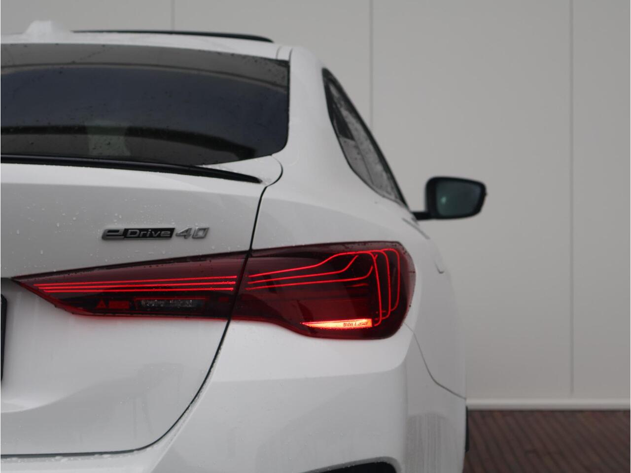 BMW i4 eDrive40 M Sport Edition 84 kWh M Sportpakket Pro/ Stuurwielrand verwarmd/ Comfort Access/ Elektrische Trekhaak/ Stoelverwarming/ Harman-Kardon/ Driving Assistant Professional/