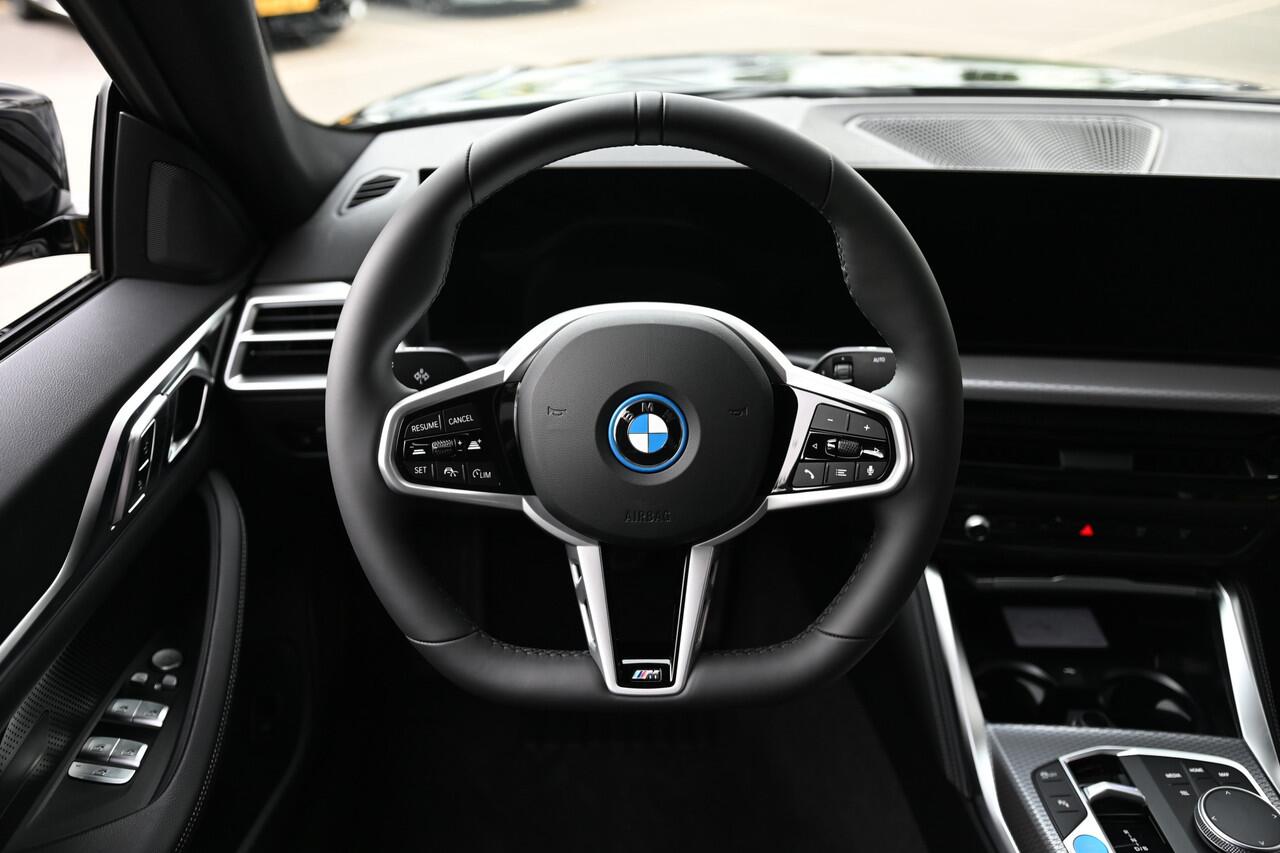BMW i4 eDrive40 M Sport / Achteruitrijcamera / Adaptieve LED / Active Cruise Control / Live Cockpit Plus / Comfort Access / Stoelverwarming