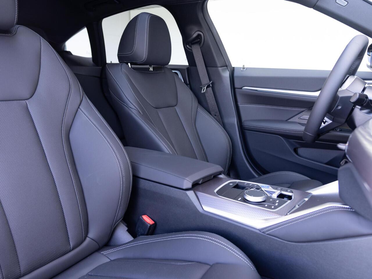 BMW i4 eDrive35 | M Sportpakket | Comfort Pack | Achteruitrijcamera | Comfort Access | Schuif-/kanteldak | Stoelverwarming | Parking Assistant | Ekris Selection