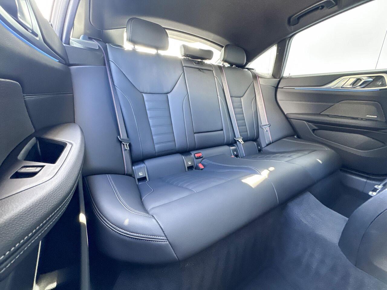 BMW i4 M50 M-Sport Pro 19 Inch / Comfort Acces / Electrisch verstelbare Voorstoelen / Stoelverwarming / Adaptieve Led koplampen / Driving Assistant Prof / Parking Prof / Harman Kardon / Head Up Display