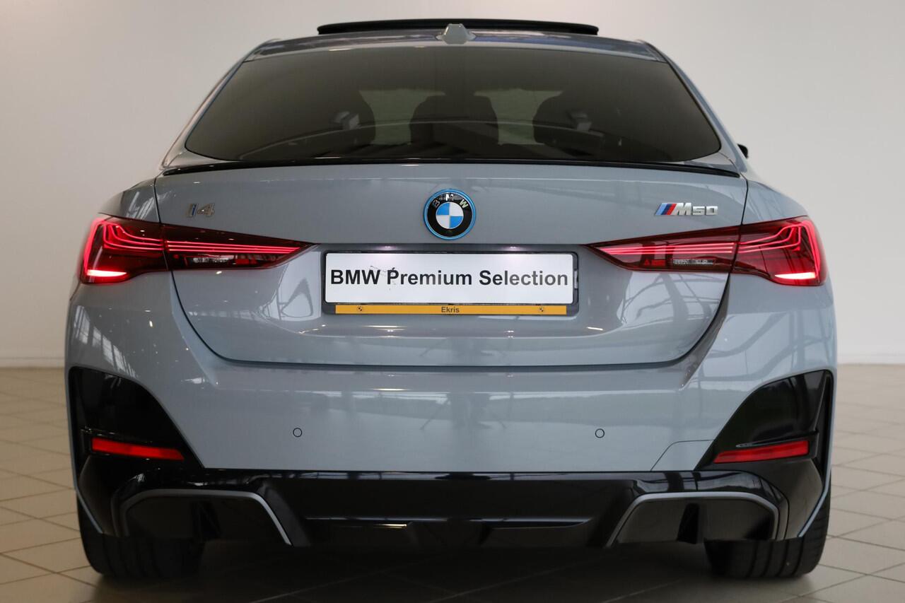 BMW i4 M50 | M Sportpakket Pro | Schuifdak | Stoelverwarming | Achteruitrijcamera |