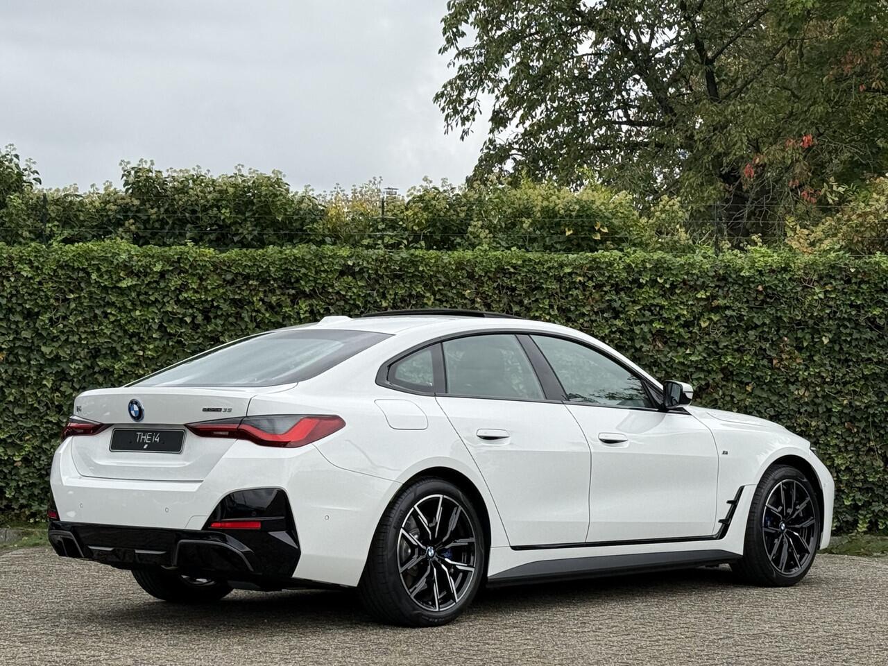 BMW i4 eDrive35 | M-Sport | 19'' | S/k-dak | HiFi | Stuur + stoelverw. | Comf. Acc. | Trekhaak | Camera