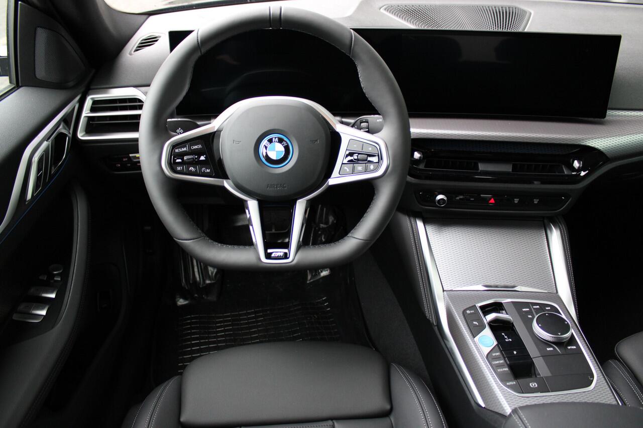 BMW i4 eDrive35 Gran Coupé M Sport / Schuif-kanteldak / Achteruitrijcamera / Adaptieve LED / Active Cruise Control / Live Cockpit Plus / Comfort Access