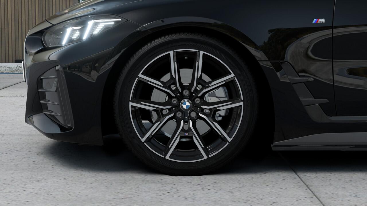 BMW i4 eDrive35 M Sport / Achteruitrijcamera / Active Cruise Control / Comfort Access / Parking Assistant / Stoelverwarming