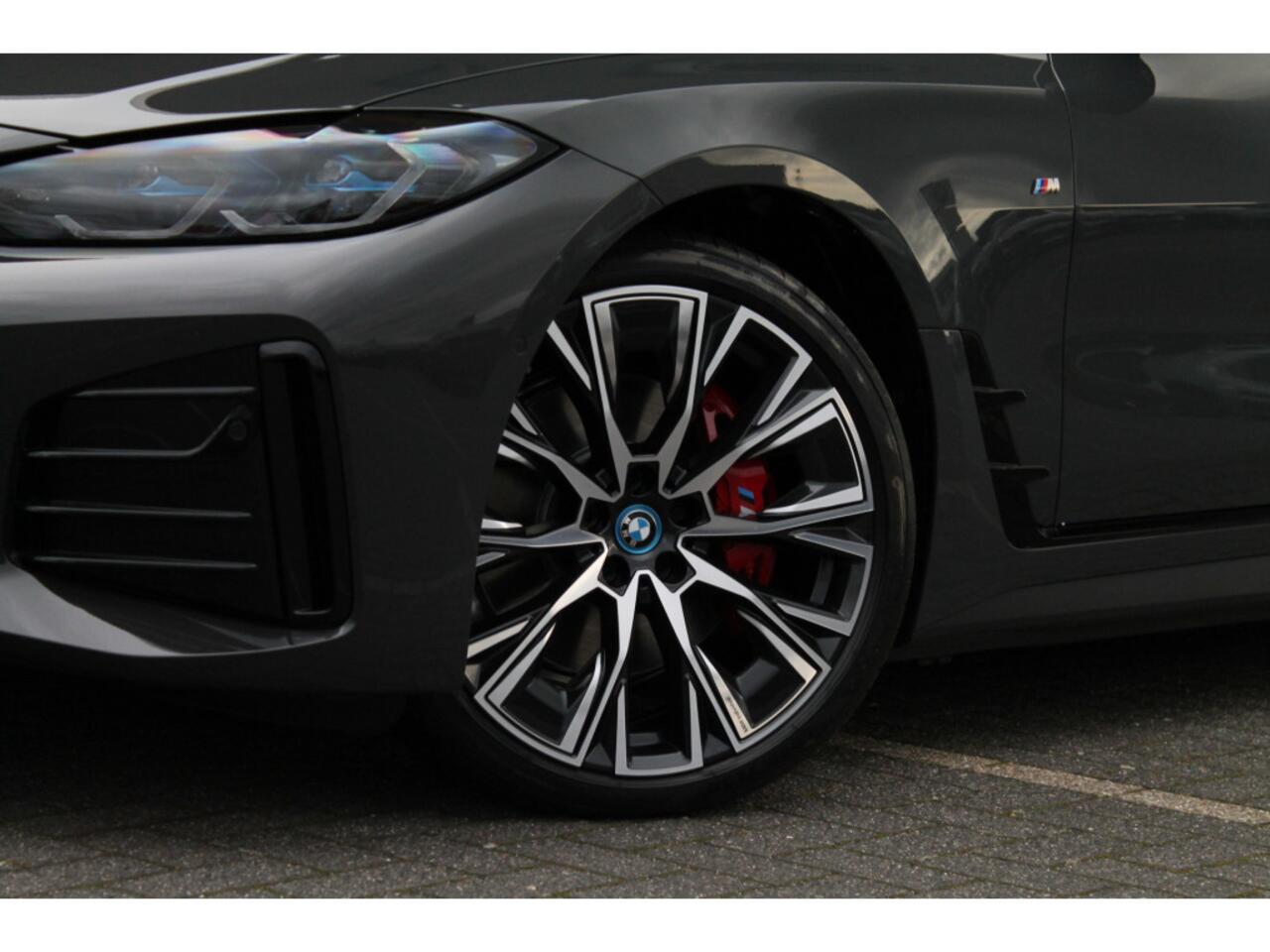 BMW i4 M50 High Executive / Schuif-kanteldak / Trekhaak / Laserlight / M Sportstoelen / Adaptief M Onderstel / Parking Assistant Plus / Driving Assistant Professional