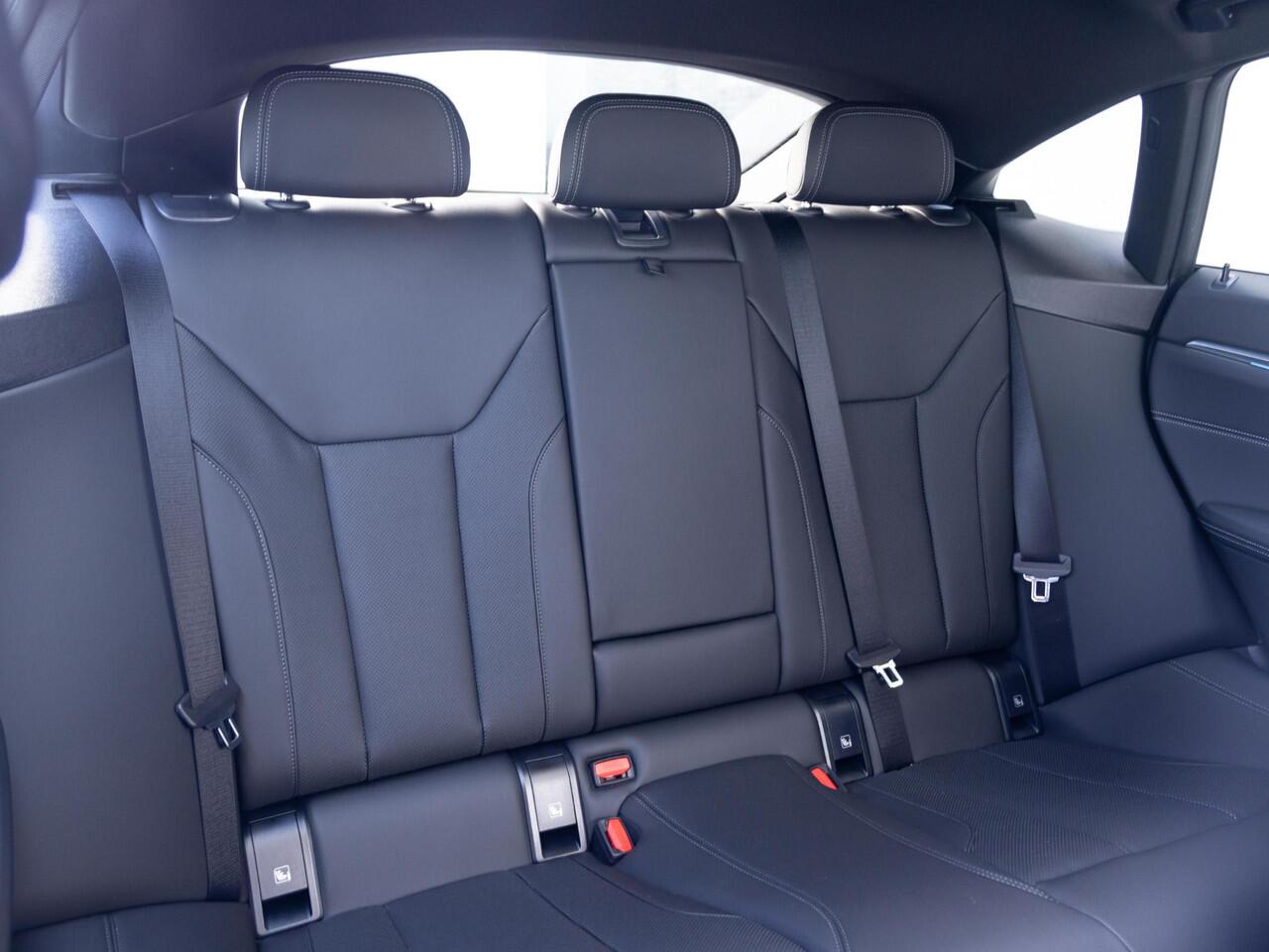 BMW i4 eDrive35 | M Sportpakket | Comfort Pack | Achteruitrijcamera | Comfort Access | Schuif-/kanteldak | Stoelverwarming | Parking Assistant | Ekris Selection