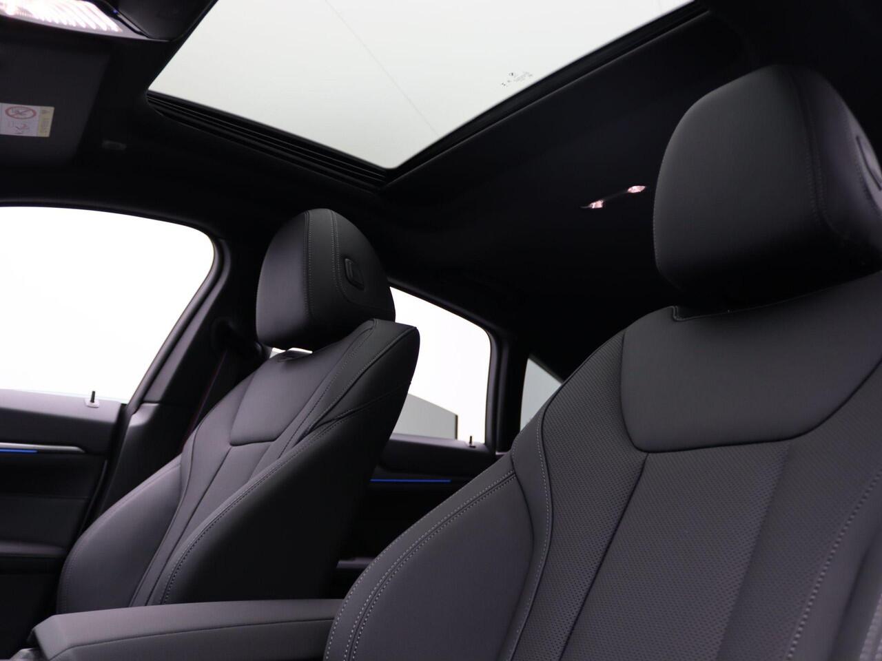 BMW i4 eDrive35 M Sportpakket Pro | Innovation Pack | Comfort Pack | Stuurwielrand Verwarmd | Comfort Access | Trekhaak | Schuifdak | Driving Assistant Professional | DAB | HiFi | 19''