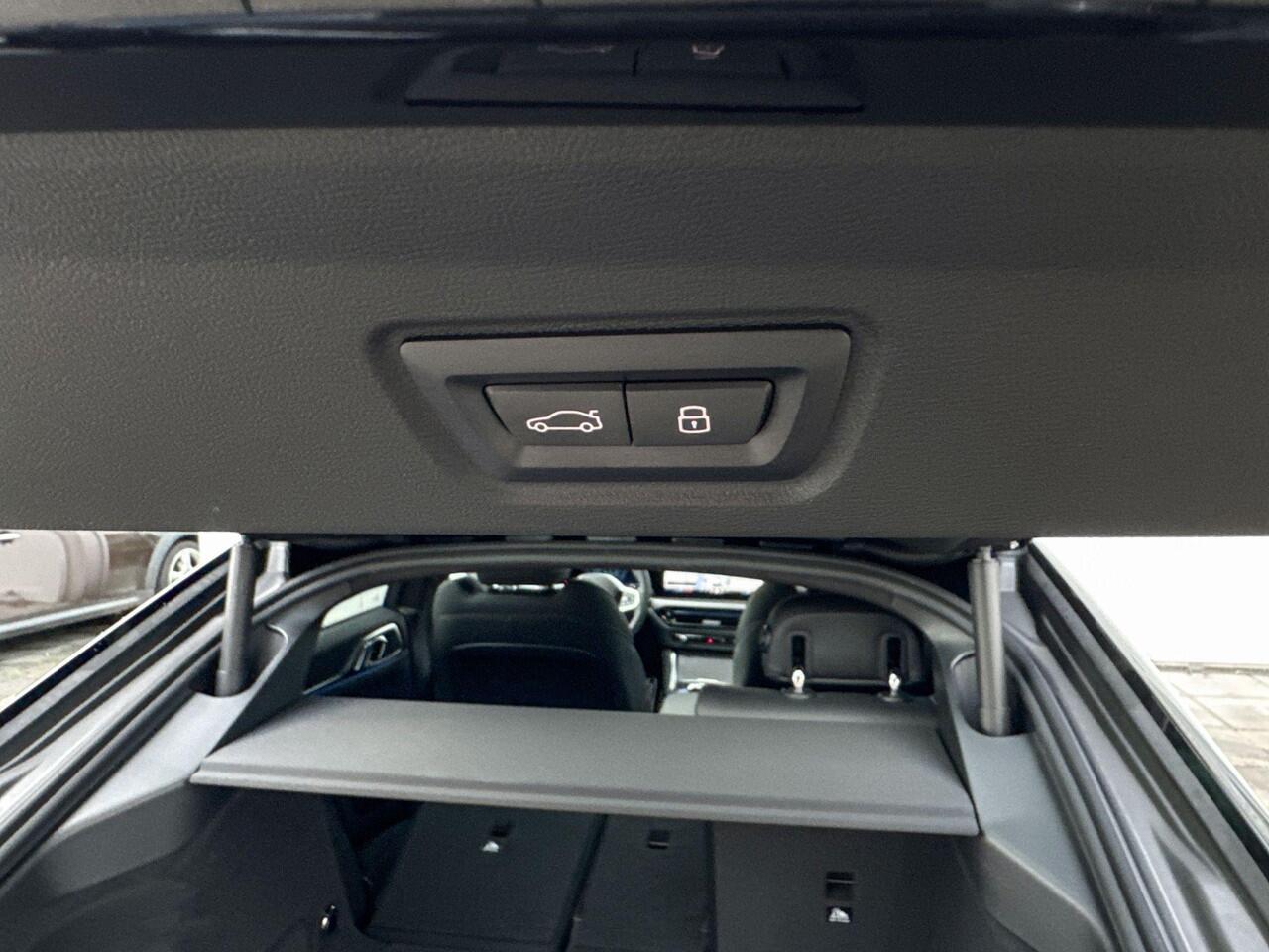 BMW i4 xDrive40 M-Sport Pro / Glazen Schuifdak / Comfort Acces / Adaptieve LED Koplampen / Trekhaak Elektrisch Wegklapbaar / Getinte Ramen / 19"