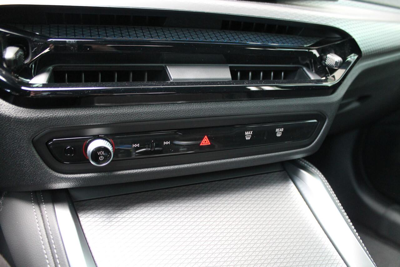 BMW i4 eDrive35 Gran Coupé M Sport / Achteruitrijcamera / Adaptieve LED / Active Cruise Control / Comfort Access / Stoelverwarming / Live Cockpit Plus