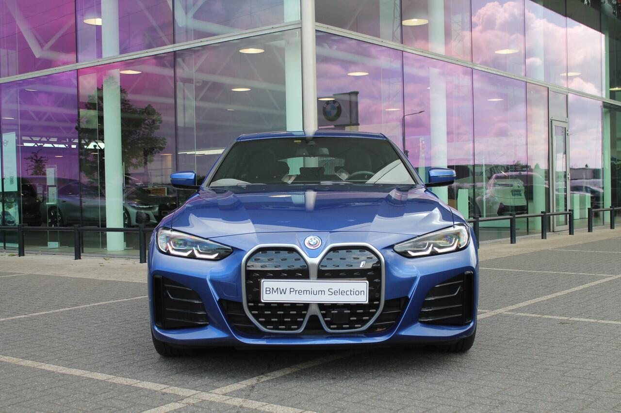 BMW i4 eDrive40 M-Sport / Schuif-kanteldak / Achteruitrijcamera / Live Cockpit Plus / Parking Assistant / Stoelverwarming
