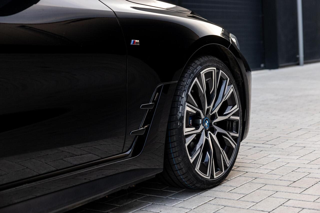 BMW i4 M50 High Executive 84 kWh | SOH 98% | M-Sport | Schuif/Kantel dak | Sportstoelen | Harman/Kardon | x-Drive | Widescreen | Adaptief Onderstel | DAB | Stoelen/stuur verwarmbaar | Trekhaak | Laserlicht |