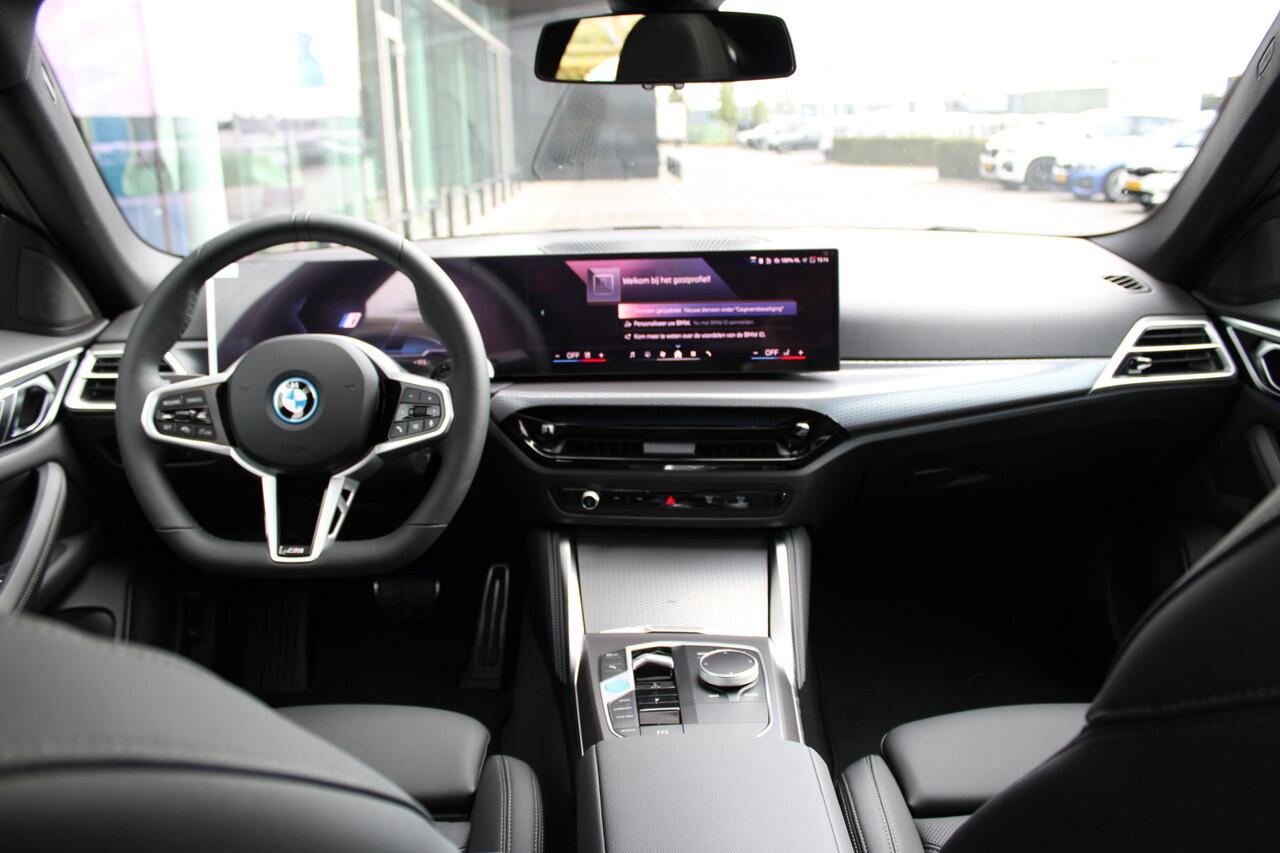 BMW i4 eDrive35 M Sport / Schuif-kanteldak / Achteruitrijcamera / Active Cruise Control / Comfort Access / Adaptieve LED / Stuurverwarming /