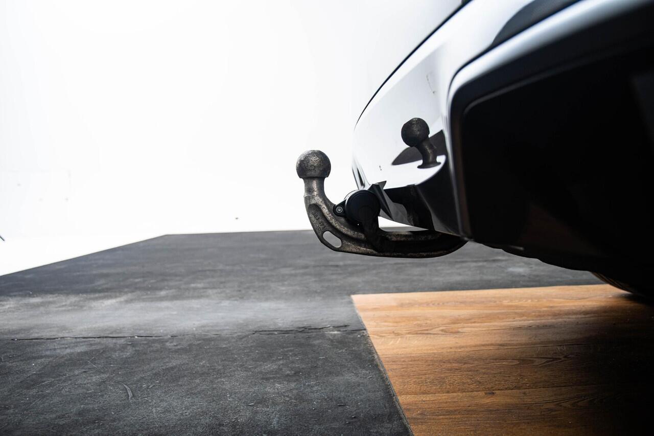 BMW i4 eDrive40 84 kWh M Sport - Trekhaak - Elektrisch verwarmde voorstoelen - Active Cruise Control - Getinte Ruiten - Comfort Access - Hifi - Ambiance verlichting - Live Cockpit Professional - IconicSounds Electric -