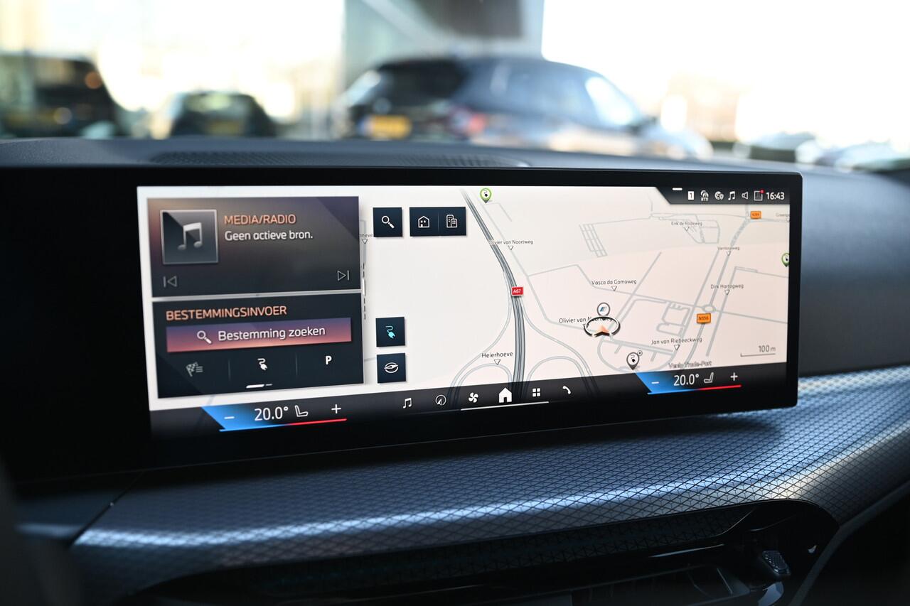 BMW i4 eDrive35 Gran Coupé M Sport / Active Cruise Control / Comfort Access / Parking Assistant / Stoelverwarming / Widescreen Display / Live Cockpit Plus