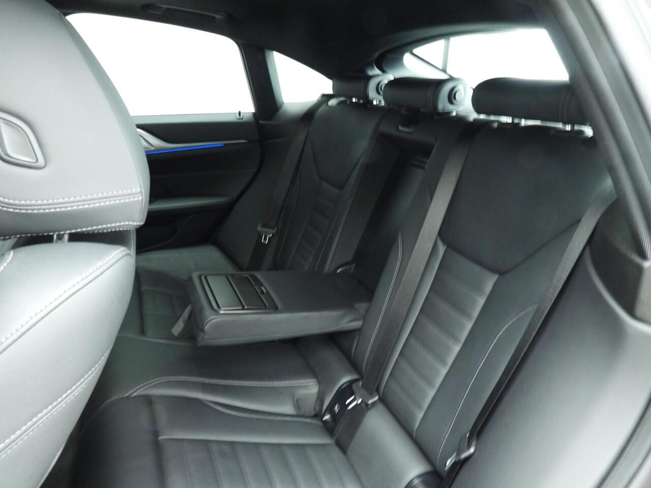 BMW i4 Gran Coupe eDrive35 | M-Sportpakket | LED | Leder | Navigatie | Schuifdak | Trekhaak | Sportstoelen | DAB | Alu 18 inch