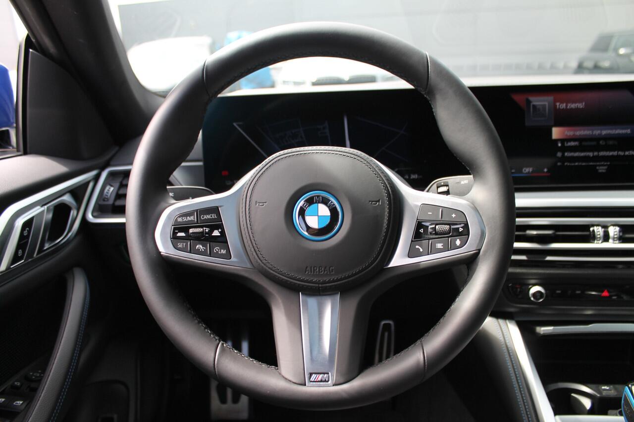 BMW i4 eDrive40 M-Sport / Schuif-kanteldak / Achteruitrijcamera / Live Cockpit Plus / Parking Assistant / Stoelverwarming