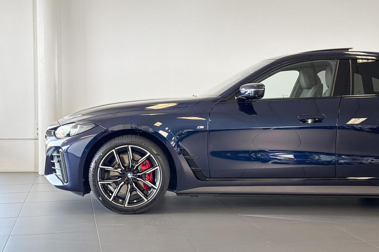 BMW i4 eDrive35 M Sport Edition 70 kWh | Glazen Panoramadak | Stoelverwarming | Achteruitrijcamera |