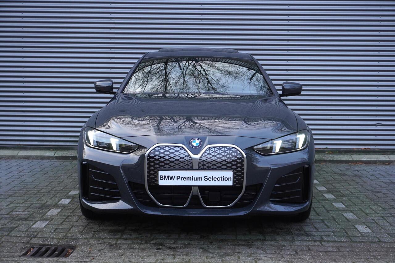 BMW i4 eDrive35 M Sportpakket | Comfort Pack | HiFi System | Comfort Access | Achteruitrijcamera | Stuurwielrand verwarmd