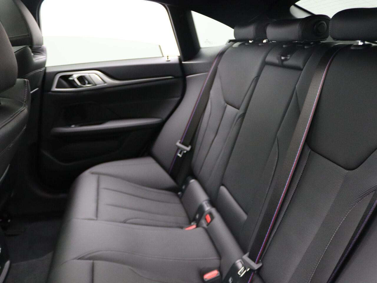 BMW i4 eDrive35 M Sportpakket Pro | Innovation Pack | Comfort Pack | Stuurwielrand Verwarmd | Comfort Access | Trekhaak | Schuifdak | Driving Assistant Professional | DAB | HiFi | 19''