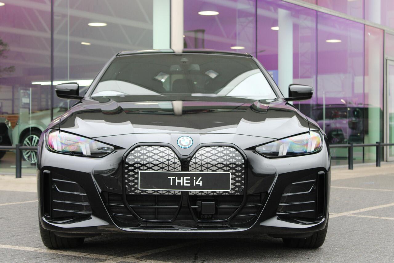 BMW i4 eDrive35 Gran Coupé M Sport / Schuif-kanteldak / Achteruitrijcamera / Adaptieve LED / Active Cruise Control / Live Cockpit Plus / Comfort Access