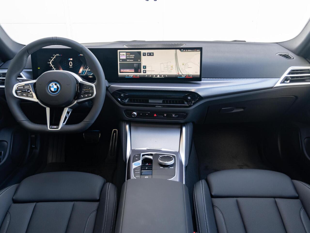 BMW i4 eDrive35 | M Sportpakket | Comfort Pack | Achteruitrijcamera | Comfort Access | Schuif-/kanteldak | Stoelverwarming | Parking Assistant | Ekris Selection