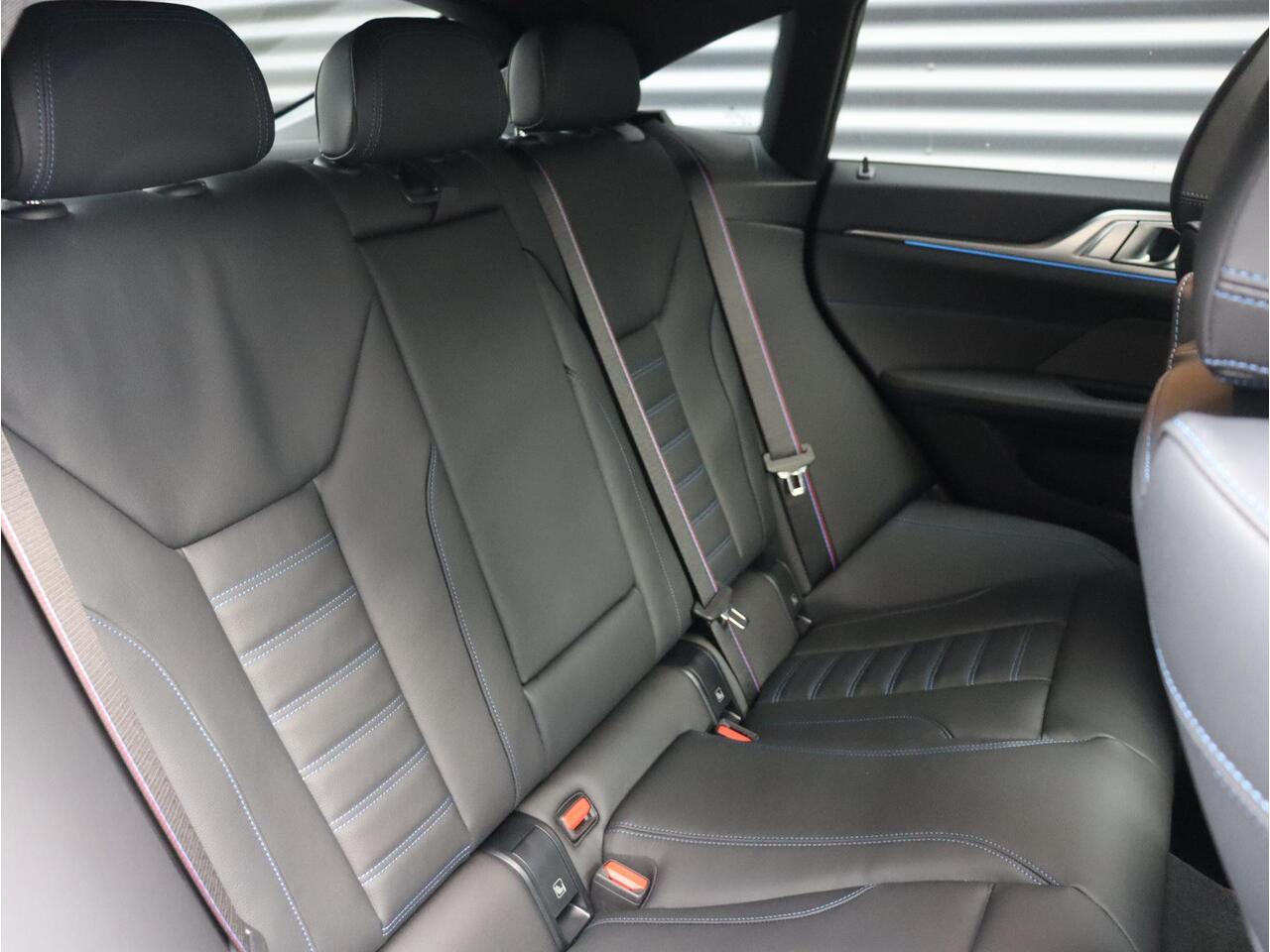 BMW i4 eDrive40 | High Executive | M Sportpakket Pro | Panodak | Driving Assistant Prof. | Head-Up | Laserlight | Harman Kardon | Parking Assistant Plus | Comfort Access | 19'' LMV