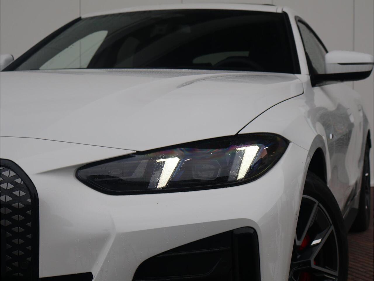 BMW i4 eDrive40 M Sport Edition 84 kWh M Sportpakket Pro/ Stuurwielrand verwarmd/ Comfort Access/ Elektrische Trekhaak/ Stoelverwarming/ Harman-Kardon/ Driving Assistant Professional/