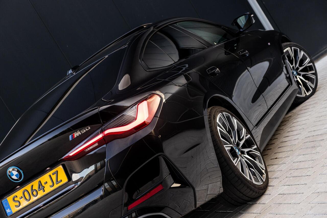 BMW i4 M50 High Executive 84 kWh | SOH 98% | M-Sport | Schuif/Kantel dak | Sportstoelen | Harman/Kardon | x-Drive | Widescreen | Adaptief Onderstel | DAB | Stoelen/stuur verwarmbaar | Trekhaak | Laserlicht |