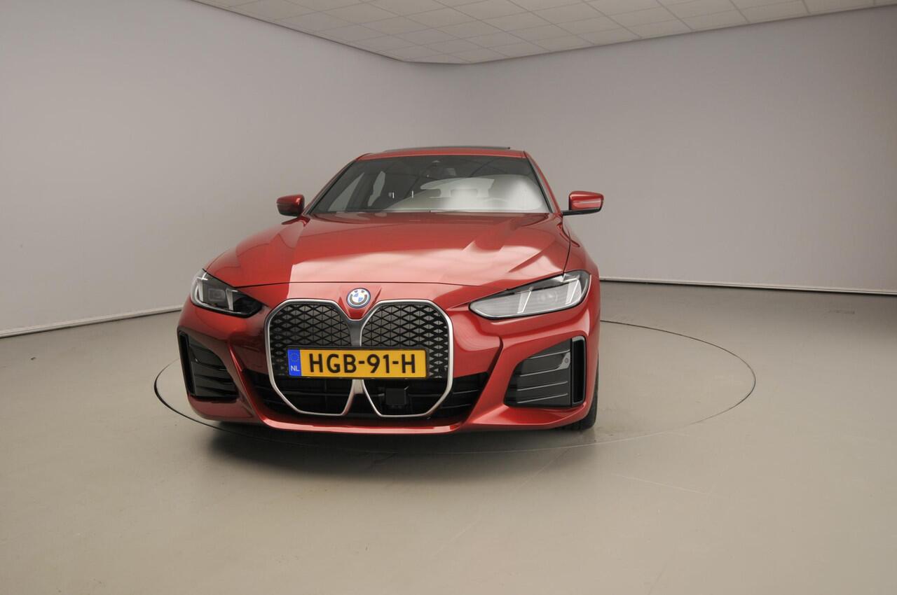 BMW i4 Gran Coupe eDrive35 | M-Sportpakket | LED | Leder | Navigatie | Schuifdak | Trekhaak | Sportstoelen | DAB | Alu 18 inch