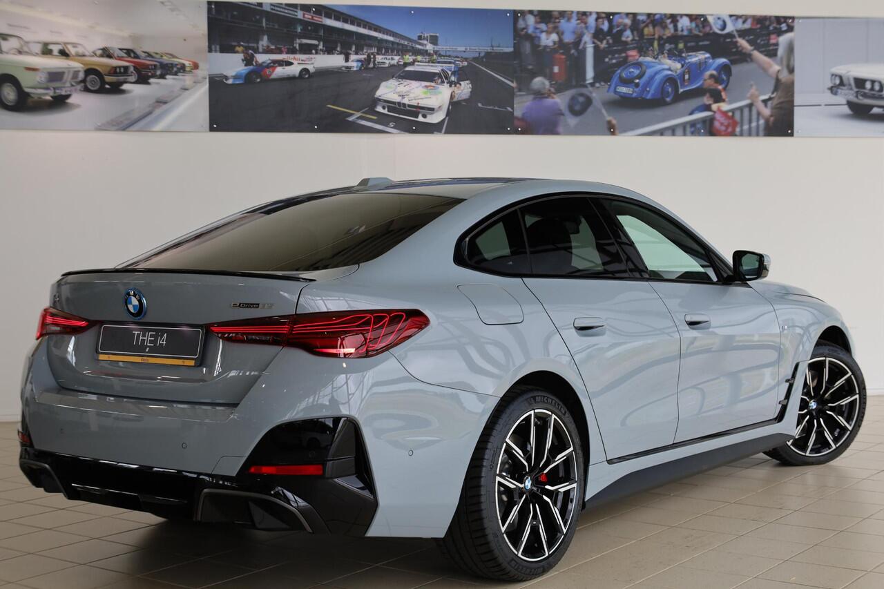 BMW i4 eDrive35 | M Sportpakket Pro | Stuurwiel Verwarmd | Achteruitrijcamera | Verwarmde voorstoelen | Active Cruise Control | Harman Kardon |